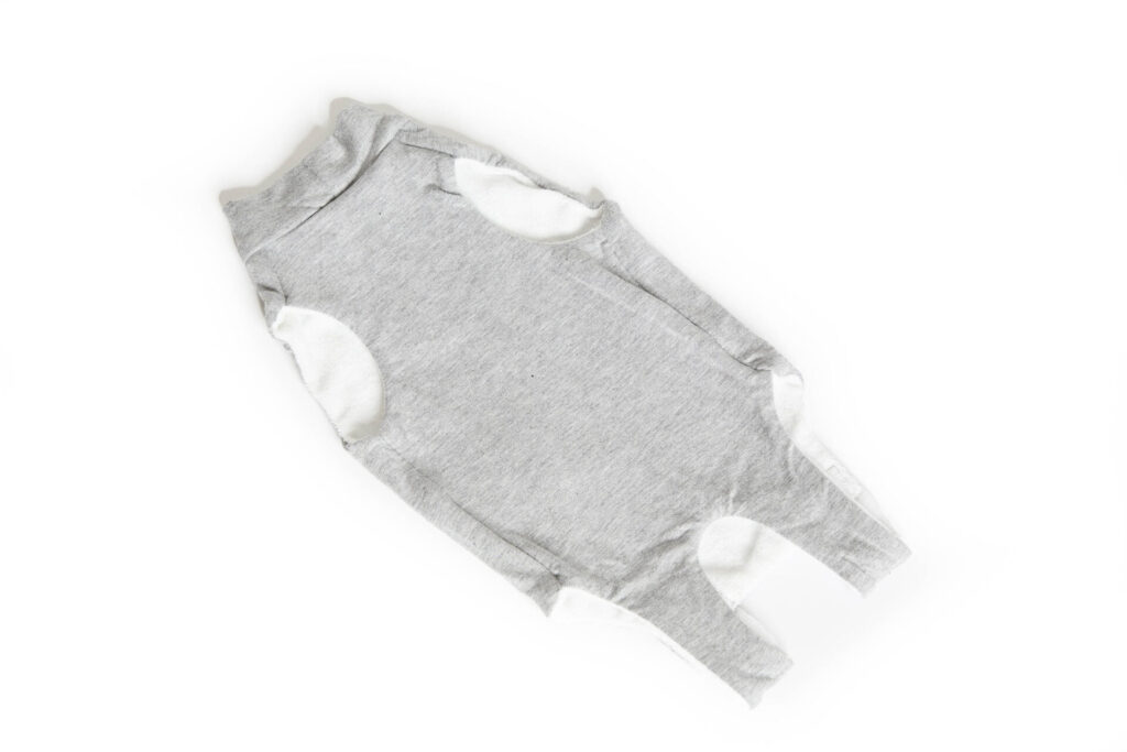 Dettaglio tessuto ipoallergenico body Cura Pets per cani